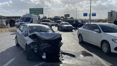 Sivas'ta 3 aracın karıştığı kazada 1 kişi öldü, 4 kişi yaralandı