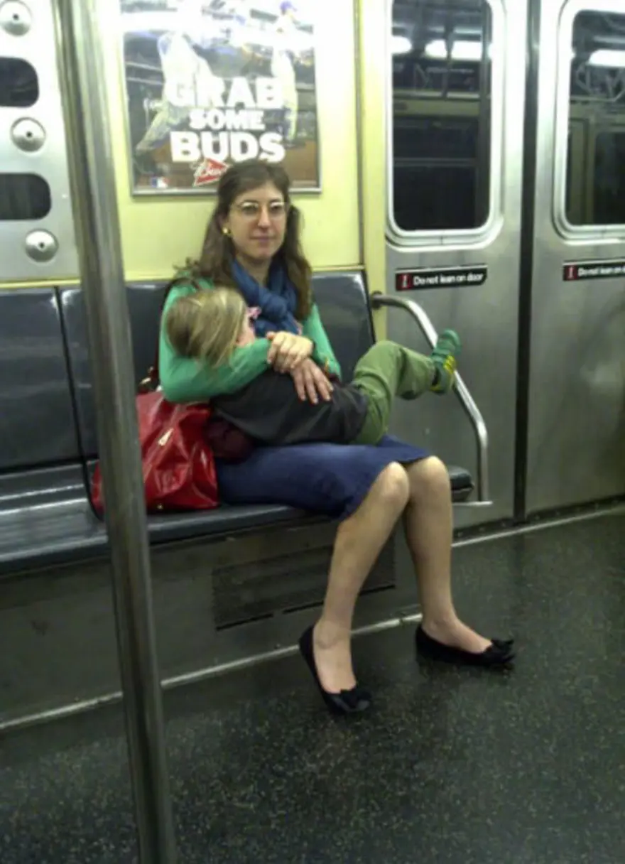 Oyuncu Merve Boluğur otobüste (Toplu taşıma kullanan ünlüler) 54