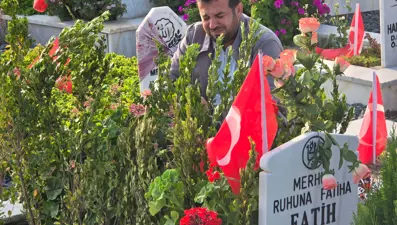 Deprem şehitliğinde buruk bayram