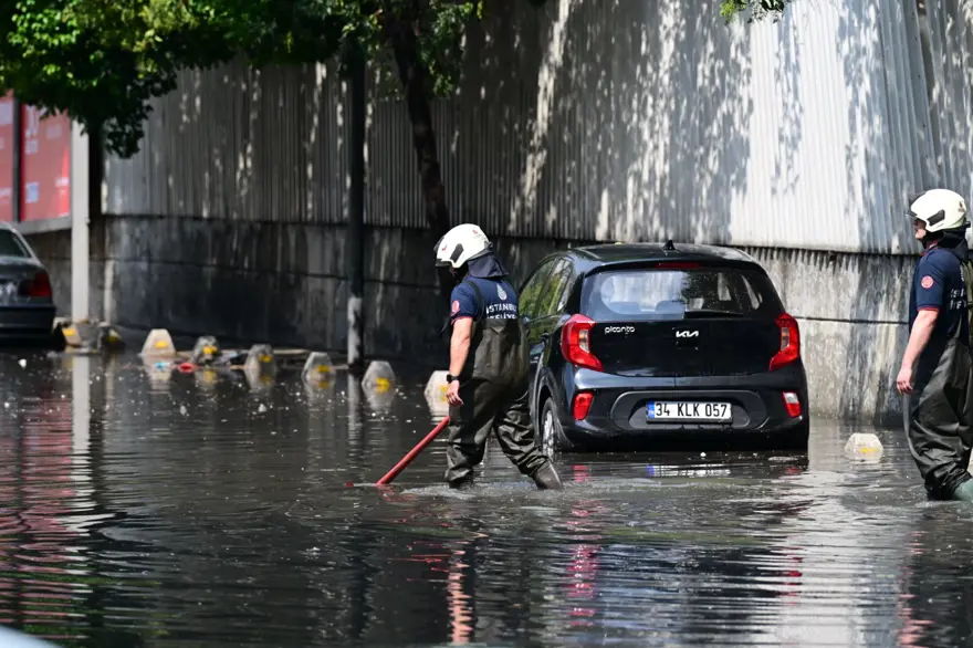 İstanbul için uyarı verilmişti: Kuvvetli yağış etkisini gösteriyor 11