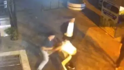 İstanbul'da sokak ortasında tekmeli yumruklu kavga