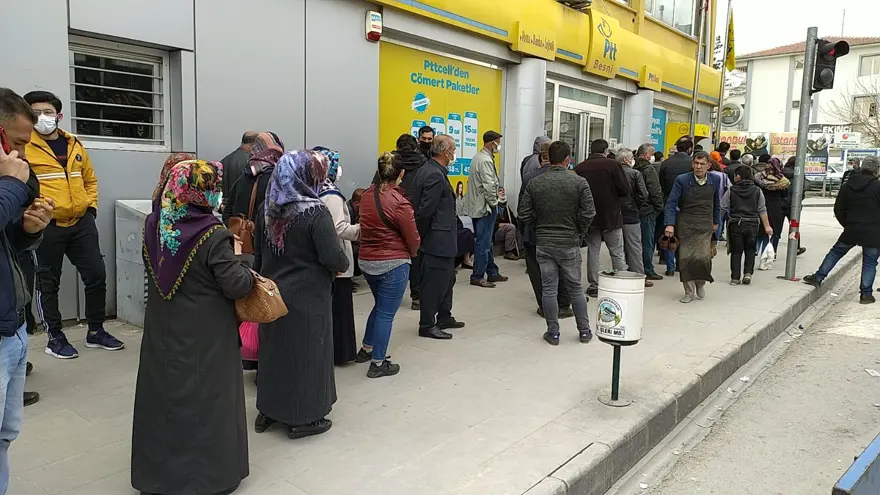 PTT şubesi önünde uzun kuyruk: Sosyal mesafe unutuldu 7