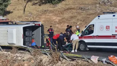 Diyarbakır’da minibüs devrildi: 2 ölü, 2'si ağır 14 yaralı