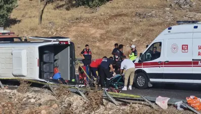 Diyarbakır’da minibüs devrildi: 2 ölü, 2'si ağır 14 yaralı