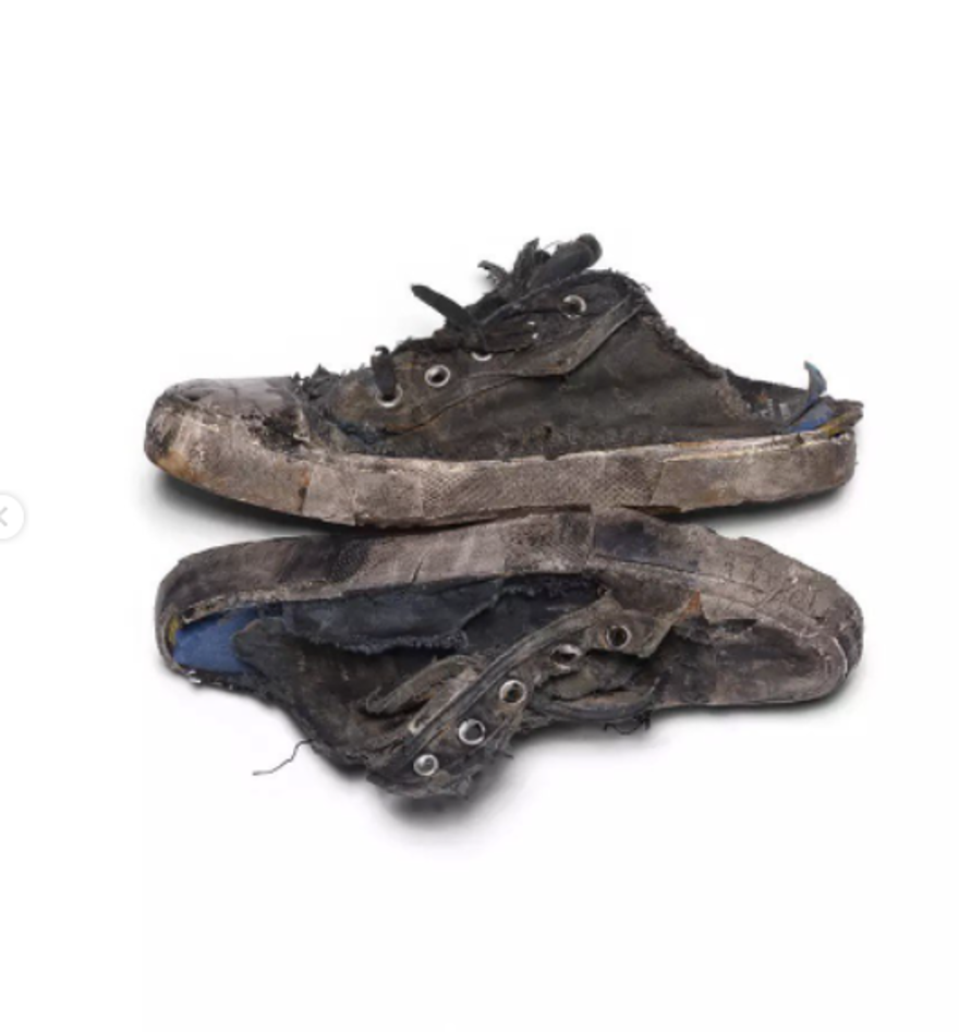 Moda devi aşırı pis ve parçalanmış görünümlü ayakkabısını satışa çıkardı: Fiyatıyla sosyal medyada viral oldu 1