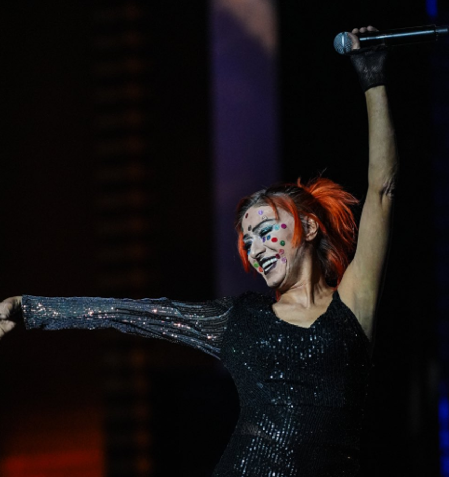 Yıldız Tilbe yüzündeki renkli beneklerle konser verdi 3