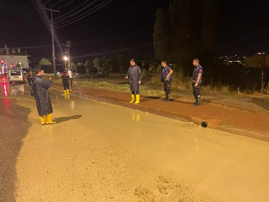 Kuvvetli sağanak birçok ilde hayatı felç etti: Sele kapılan 3 kişi hayatını kaybetti, 1 bebek kayıp 55