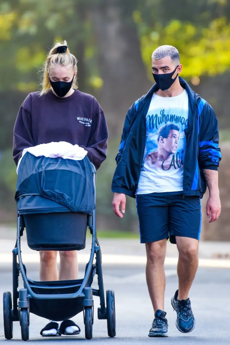 Sophie Turner ile Joe Jonas kızlarıyla yürüyüşte 