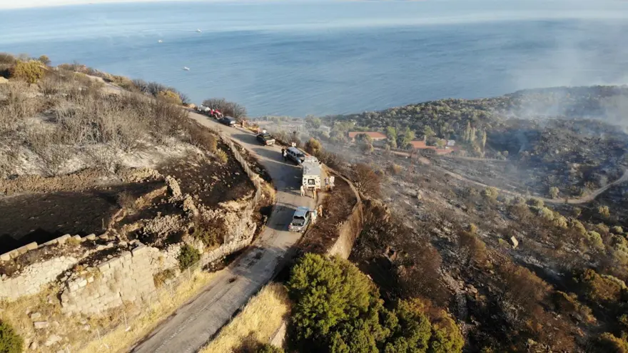 Assos’u küle çeviren yangın: Alevlerin ortasında kalanaraçlar kullanılamaz halde 9 Assos’u küle çeviren yangın: Alevlerin ortasında kalanaraçlar kullanılamaz halde 9