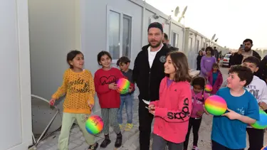 Şarkıcı Sinan Akçıl depremzede çocuklarla bir araya geldi