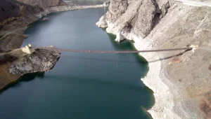 Bir kişinin düşerek hayatını kaybettiği köprüyü yöre halkı tadilat yaparak kullanmaya devam ediyor Bir kişinin düşerek hayatını kaybettiği köprüyü yöre halkı tadilat yaparak kullanmaya devam ediyor