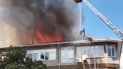 Üsküdar'da 4 katlı binanın çatısında yangın