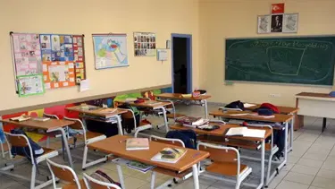 Sınıfta oynarken kafasına askı saplandı