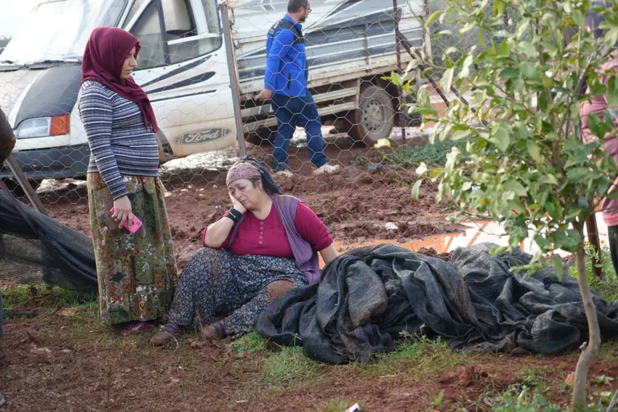 Elinde orakla çatıya çıktı: Jandarmaya zor anlar yaşattı 2