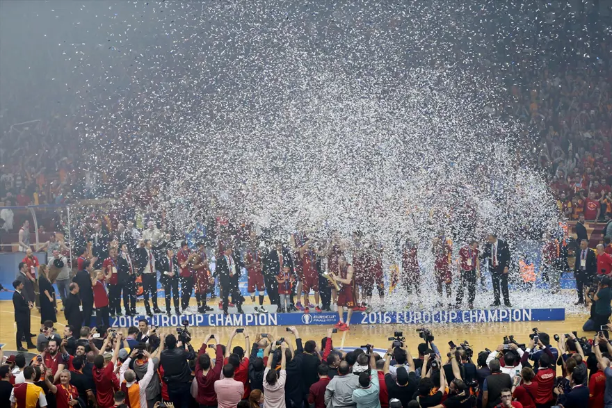 Galatasaray Odeabank, şampiyonluk kupasını kaldırdı 7