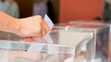 Sandık görevlisi, muhtarı bıçakladı