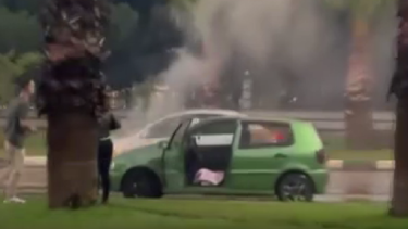 Manisa’da seyir halindeki otomobil alev aldı