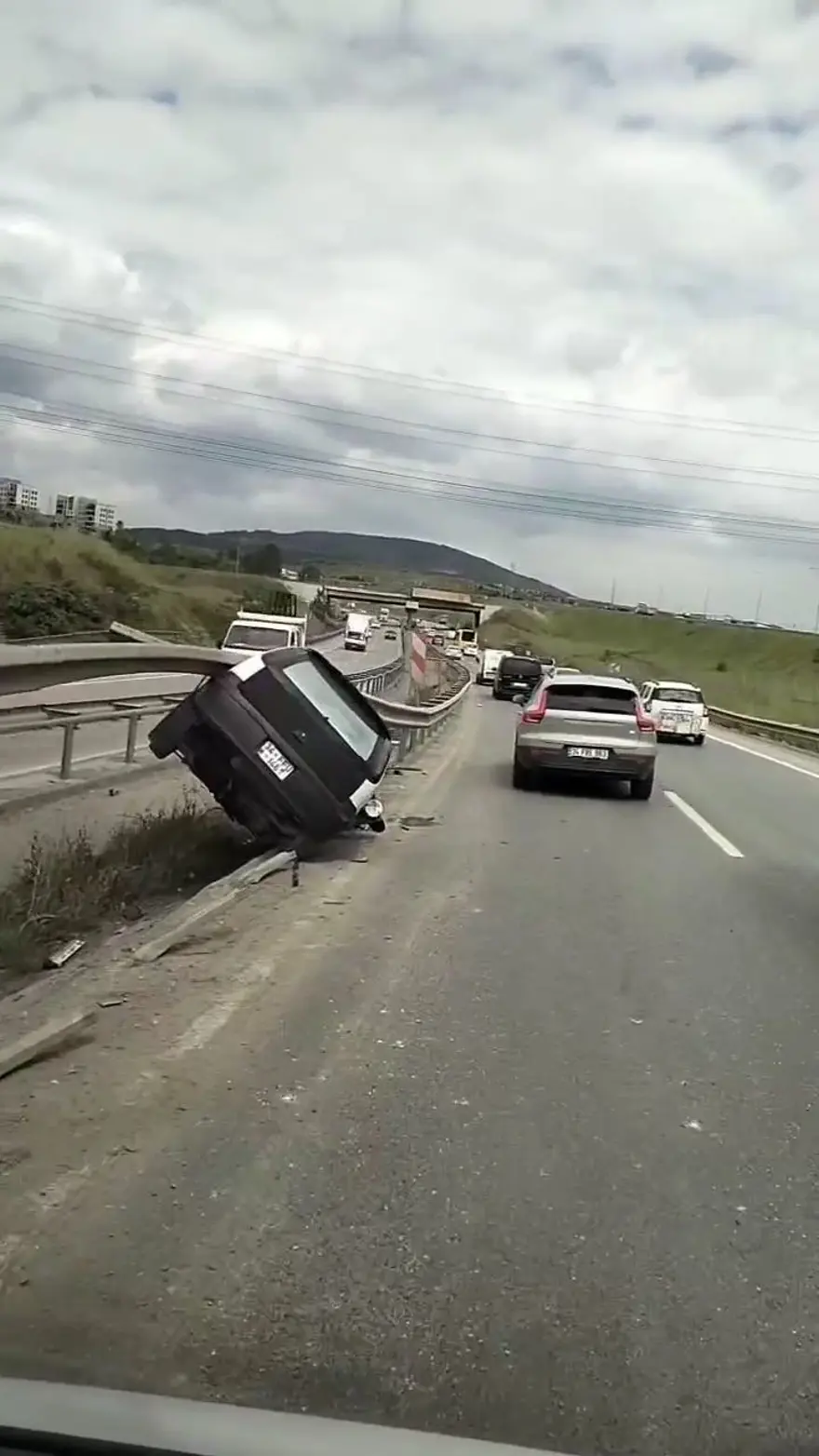 Şile Otoyolu’nda kaza:Otomobil yol ile bariyer arasında sıkıştı 3