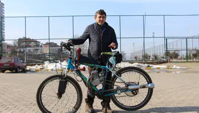 Otomobil alamayınca bisikletine motor taktı