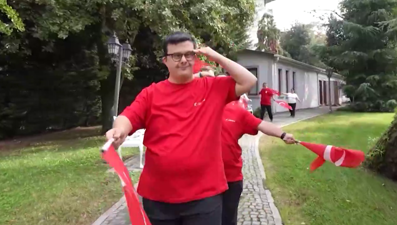 29 Ekim için anlamlı klip: Down sendromlu gençler 10. Yıl Marşını işaret diliyle yorumladı