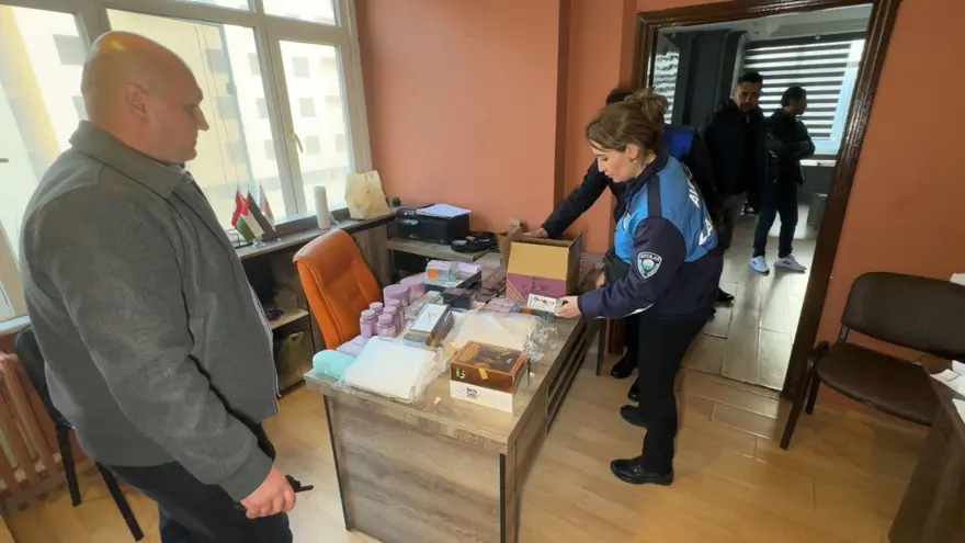 Büro, sahte ürün deposu çıktı: İçinde yok yok... 3