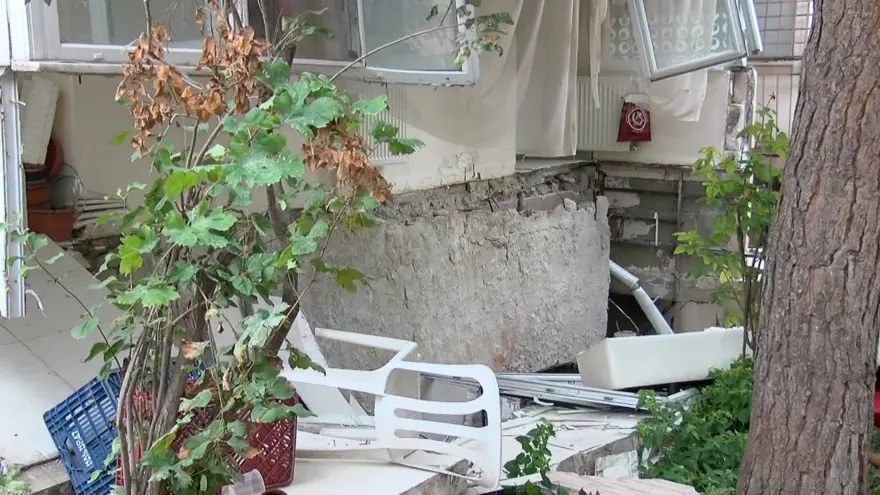 Avcılar'da facianın eşiğinden dönüldü: Balkon çöktü, kadın beton parçalarının altında kaldı 3 Avcılar'da facianın eşiğinden dönüldü: Balkon çöktü, kadın beton parçalarının altında kaldı 3