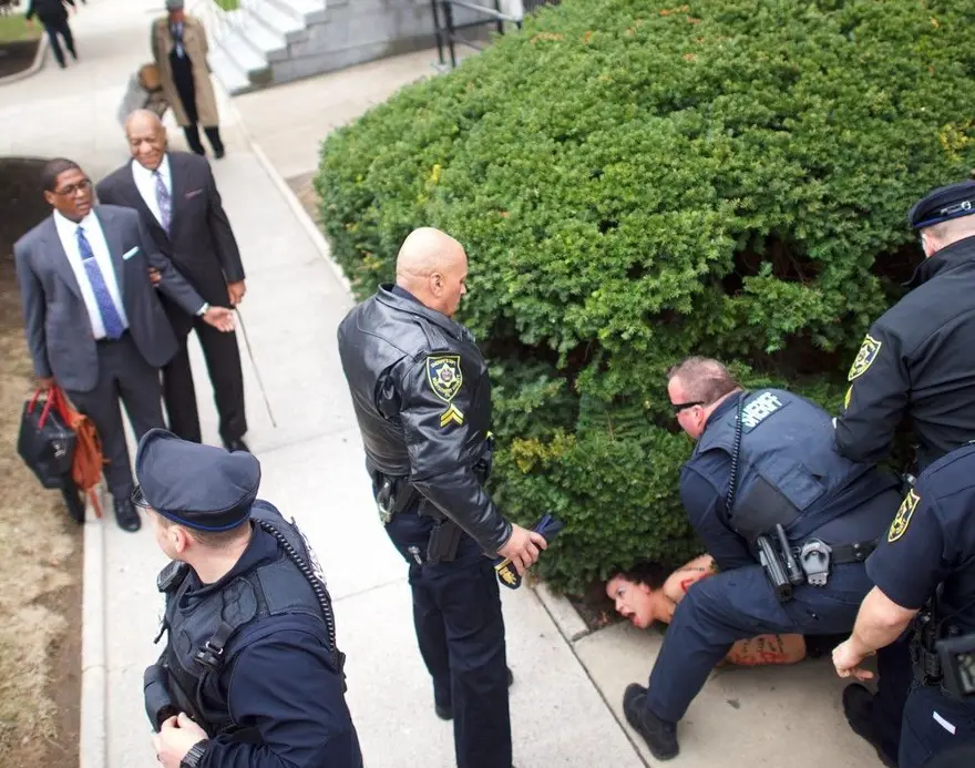 Bill Cosby’ye Cosby Ailesi dizi oyuncusundan üstsüz protesto 1