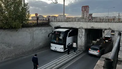 Takım otobüsü altgeçide sıkıştı: Ekipler müdahele etti