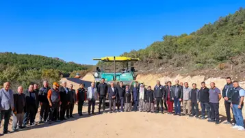 Köyünün ilk asfaltını Sebahat teyze attı