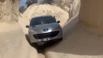 Kapadokya'da sürücünün zor anları: Navigasyon peribacalarının arasına soktu!