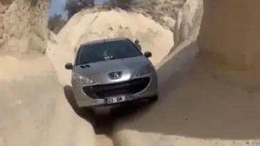 Kapadokya'da sürücünün zor anları: Navigasyon peribacalarının arasına soktu!