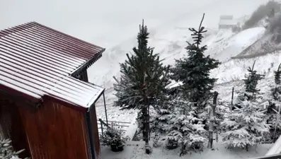 Hava sıcaklığı 10 derece düştü: Beyaz örtüyle kaplandı