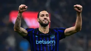 Hakan Çalhanoğlu gecenin kahramanı oldu: "Her zaman yaptığım gibi" Hakan Çalhanoğlu gecenin kahramanı oldu: "Her zaman yaptığım gibi"