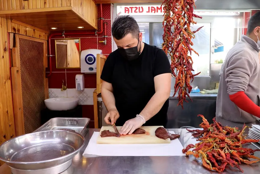 Edirne'nin tescilli lezzeti tava ciğer iftar sofralarına lezzet katıyor Edirne'nin tescilli lezzeti tava ciğer iftar sofralarına lezzet katıyor