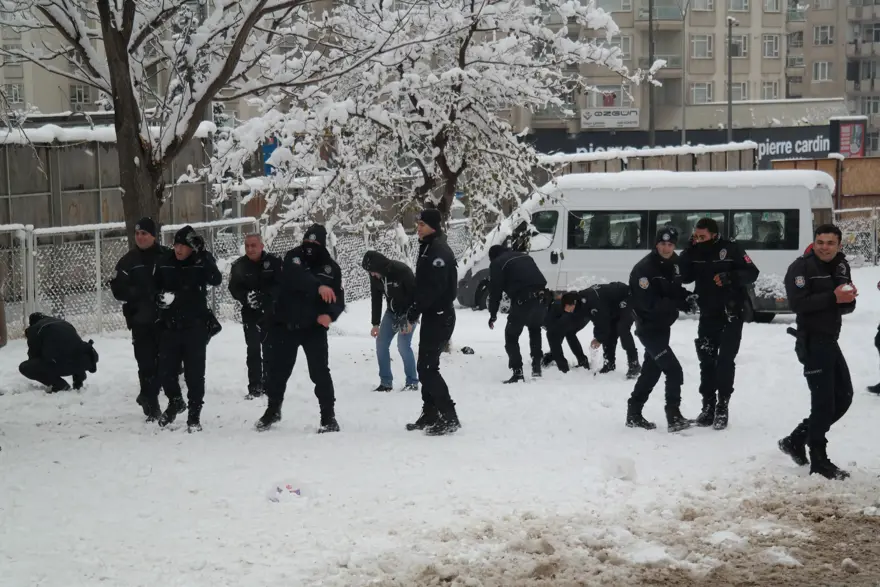 Vatandaşlarla polis arasında kar topu savaşı 7
