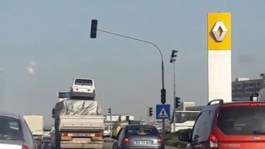 Yüklü kamyonun üzerinde otomobil taşıdılar