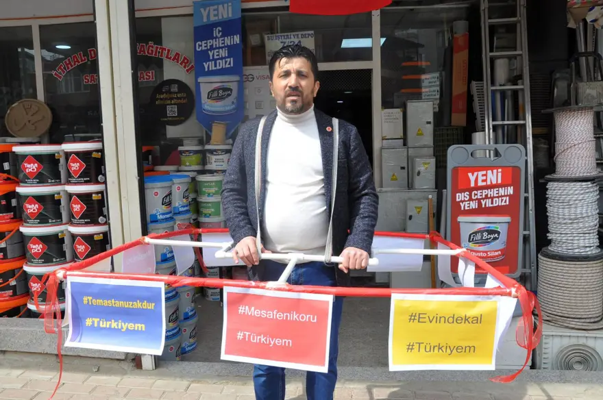 Hem kendini hem vatandaşı virüsten korumak için su borusu ile dolaşıyor 2