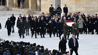 CHP Genel Başkanı Özel, yeni PM ve YDK üyeleriyle Anıtkabir'i ziyaret etti