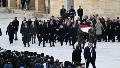 CHP Genel Başkanı Özel, yeni PM ve YDK üyeleriyle Anıtkabir'i ziyaret etti