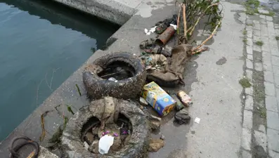 Denizden çıktı: Lastik tekerlekler, teneke kutular, cam şişeler...