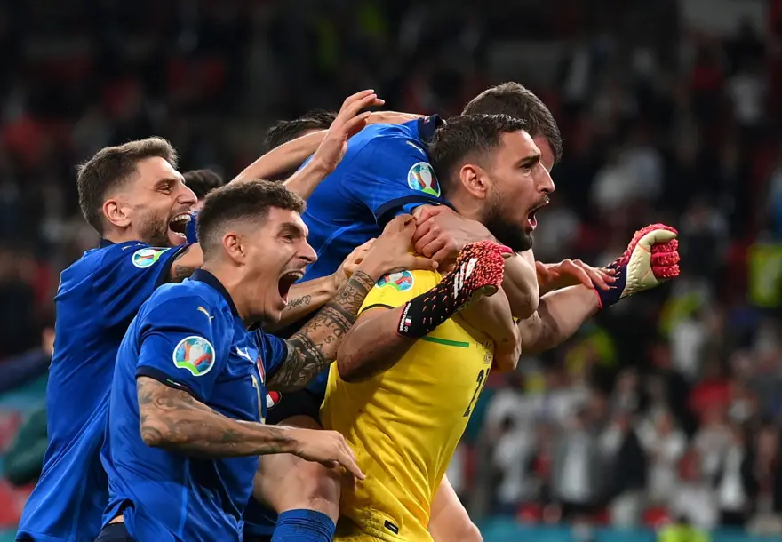 EURO 2020'nin en iyi oyuncusu Donnarumma 11