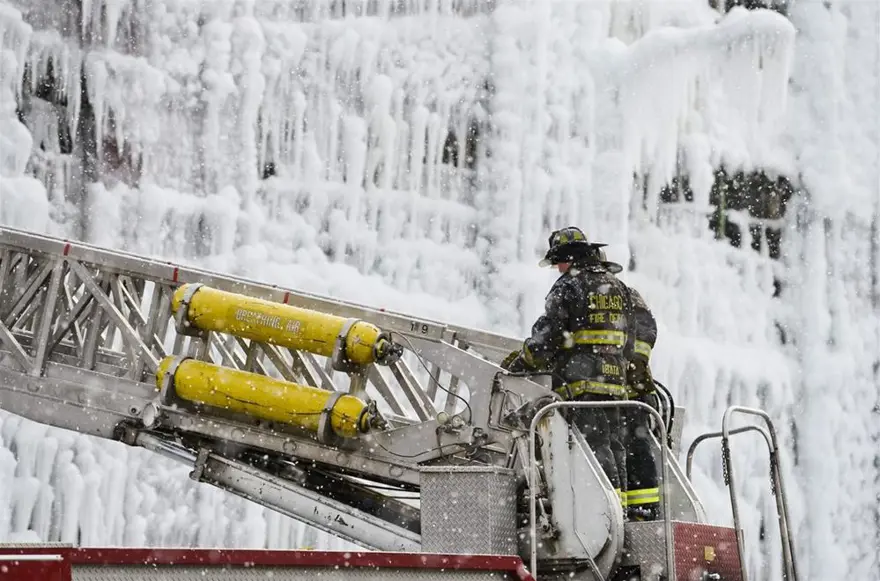 İtfaiyenin buzla mücadelesi 51