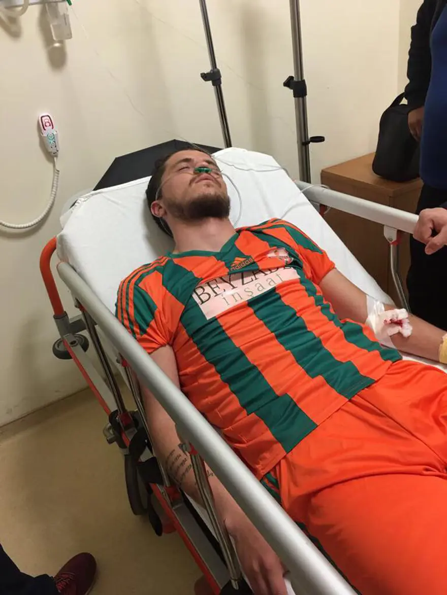 Dili boğazına kaçan futbolcuyu masör kurtardı 3