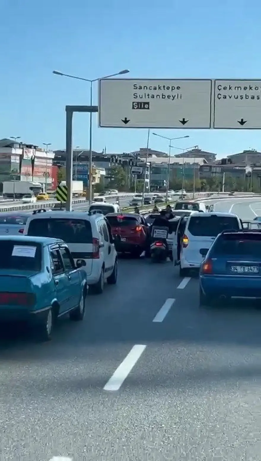 Trafiği yavaşlatan düğün konvoyuna tepki gösterdi, saldırıyauğradı 