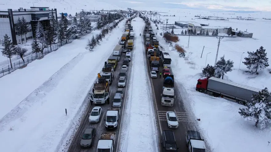 Deprem bölgesine giderken kara yakalandılar Deprem bölgesine giderken kara yakalandılar