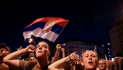 Sırbistan'da sokaklar 10 aydır karışık