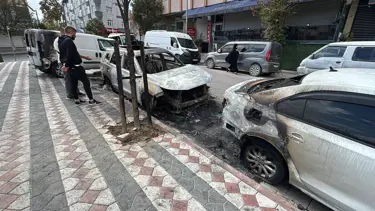 Sultangazi'de kundaklama şüphesi: Üç araç yandı