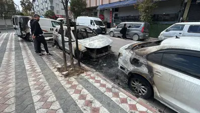 Sultangazi'de kundaklama şüphesi: Üç araç yandı