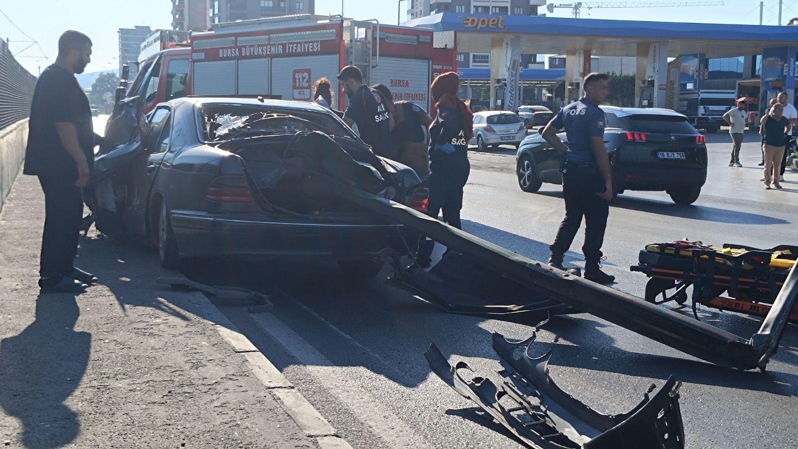 Bursa'da feci kaza: Otomobil bariyere ok gibi saplandı