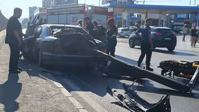 Bursa'da feci kaza: Otomobil bariyere ok gibi saplandı
